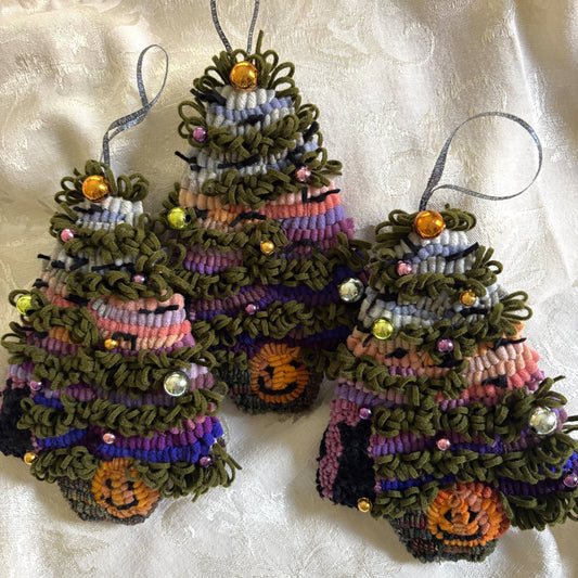 Happy Halloween Cheery Tree - Hooked Rug Christmas Decor