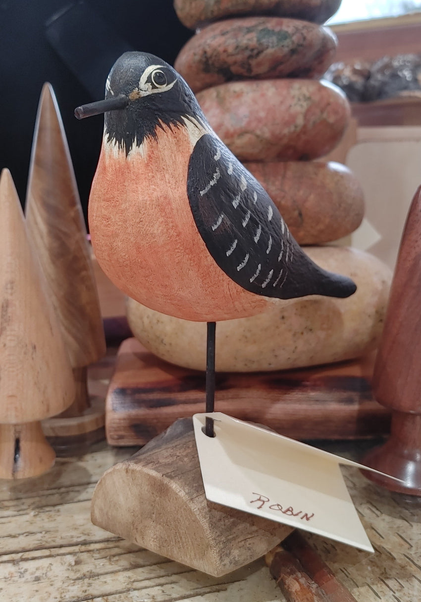 carved-robin-bird-decor