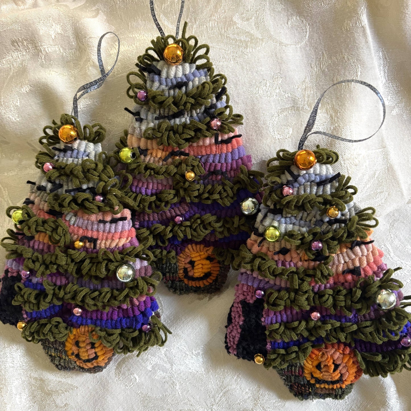 Happy Halloween Cheery Tree - Hooked Rug Christmas Decor