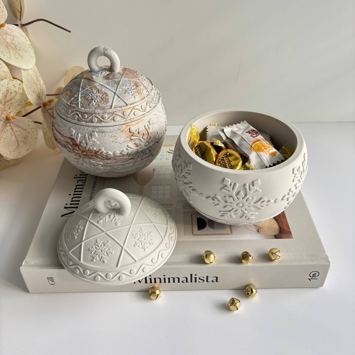 Snowflake Bauble Jar Candle - Christmas Ornament: Off white in Silver & Gold