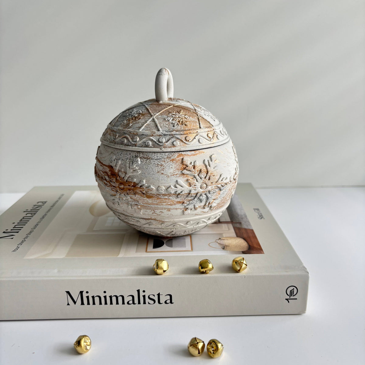 Snowflake Bauble Jar Candle - Christmas Ornament: Off white in Silver & Gold