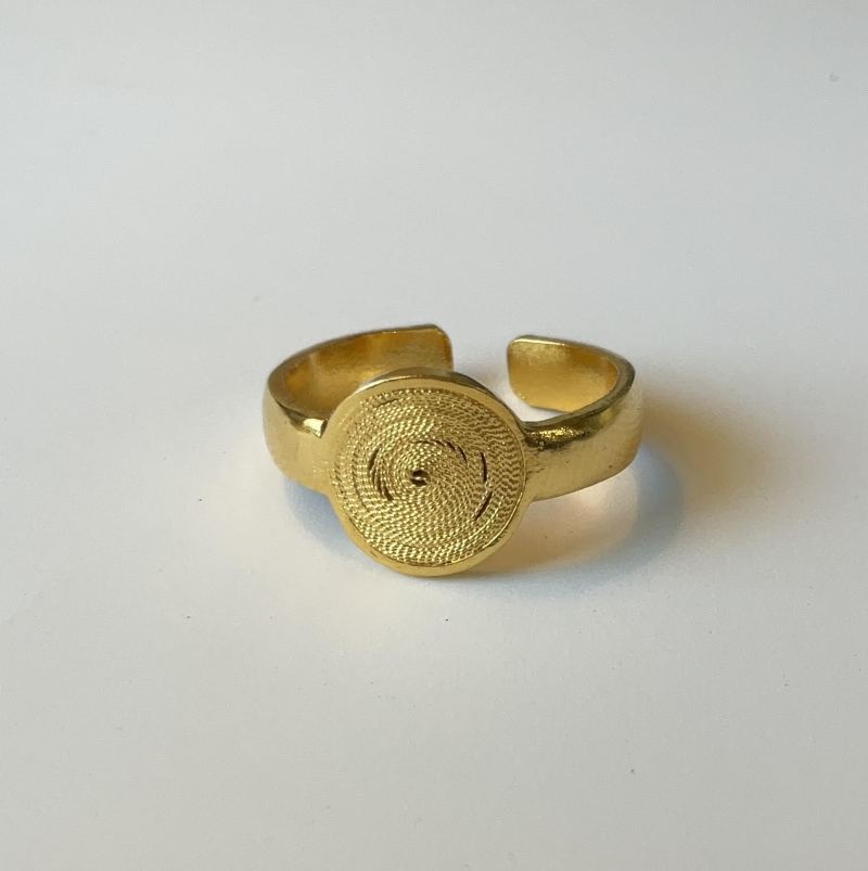 Ama gold ring filigree